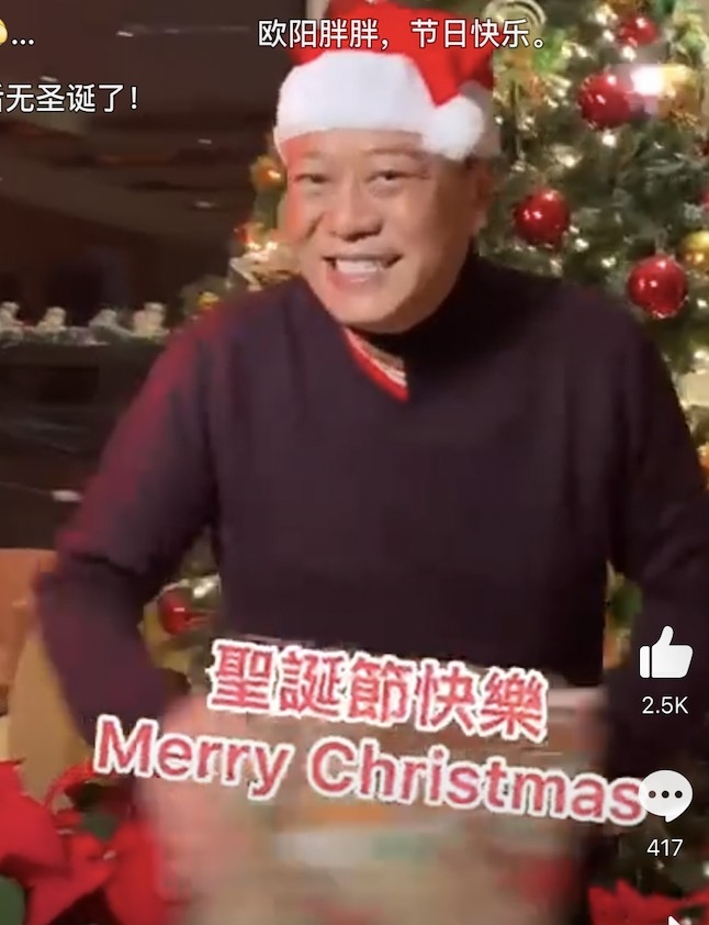 開心咁喺聖誕樹前跳舞~