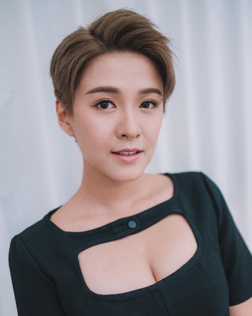 大部分網民都指江嘉敏短髮「唔自然」