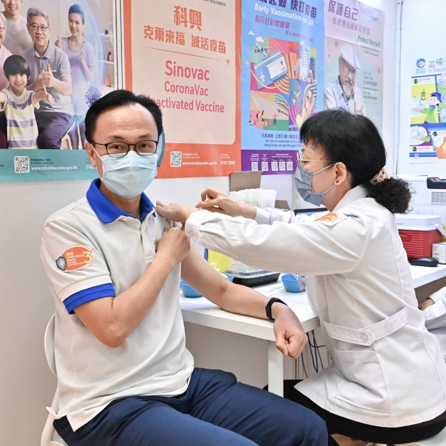 其中10間社區疫苗接種中心會延長營運至明年3月31日，政府呼籲市民盡快完成接種新冠疫苗~公務員事務局局長聶德權早前在渣華道體育館社區疫苗接種中心接種第3劑科興新冠疫苗。