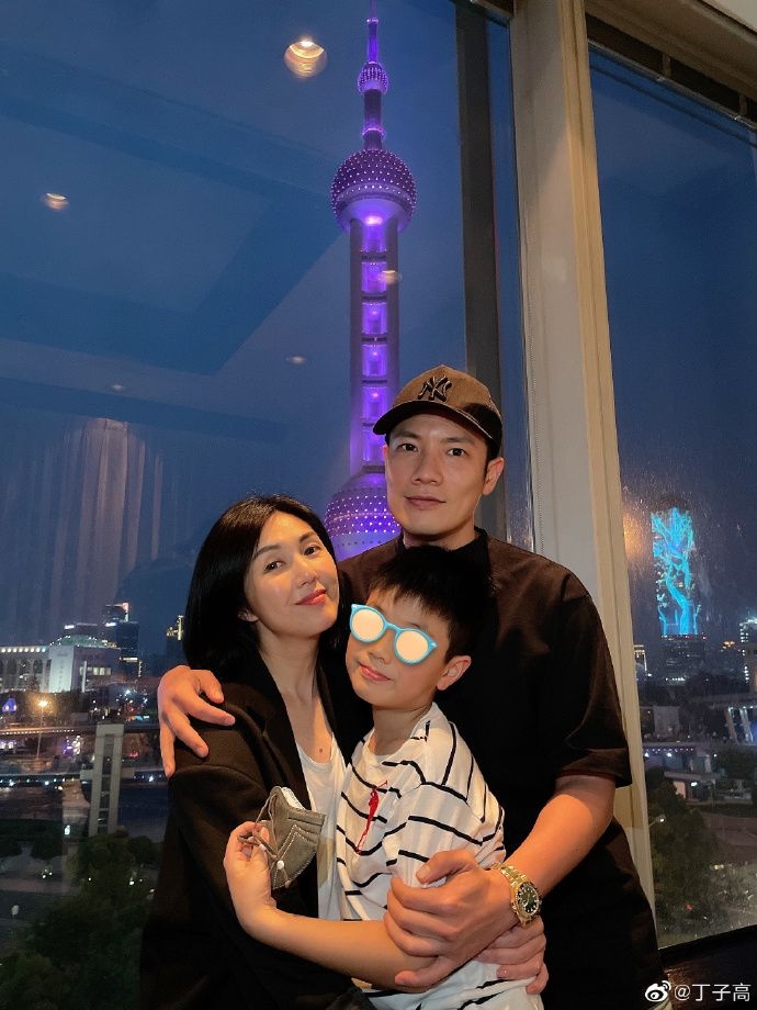 丁子高早前分享過一家三口與上海明珠塔嘅溫馨合照
