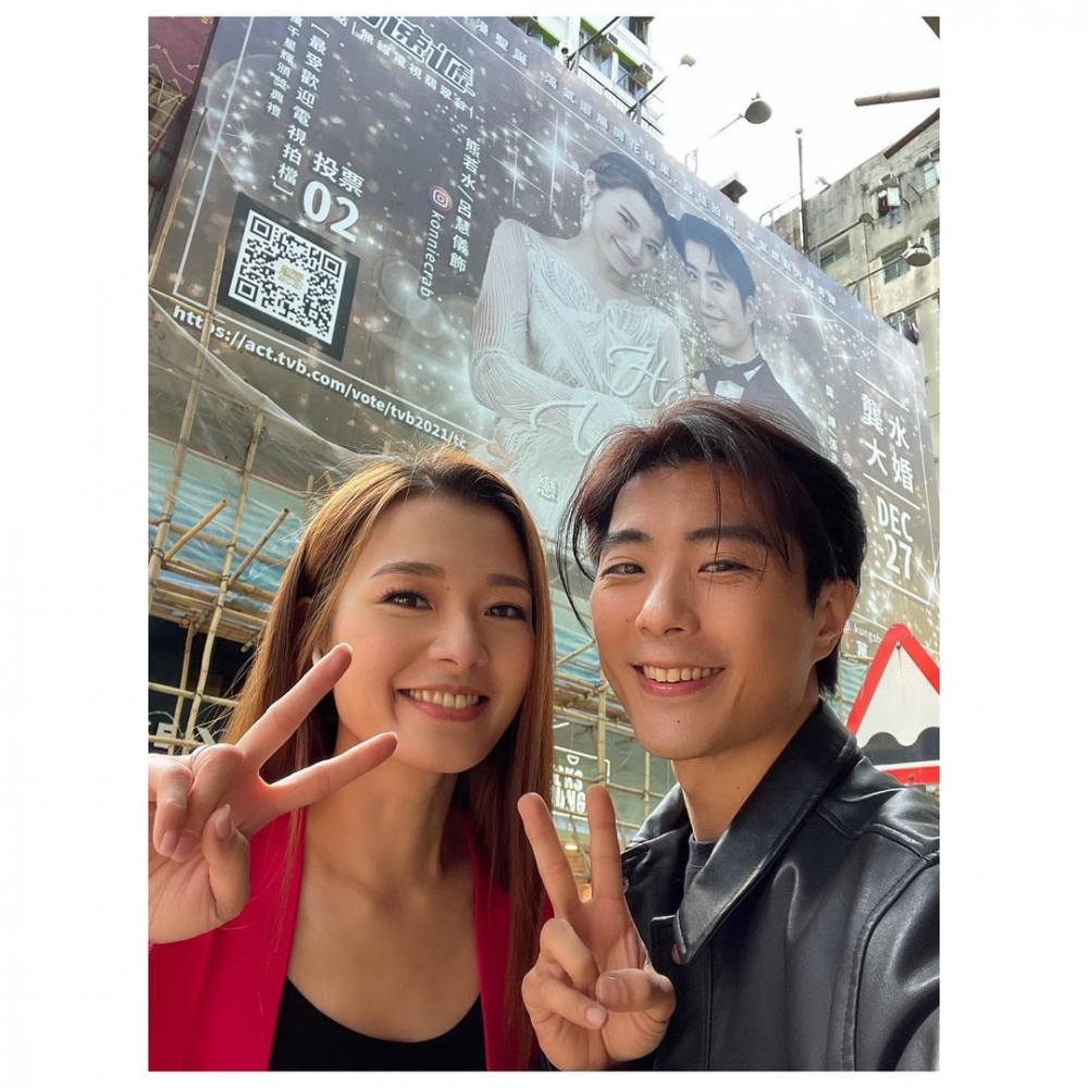而「龔水黨」仲為兩人預備唔同嘅大型廣告以表示祝賀!