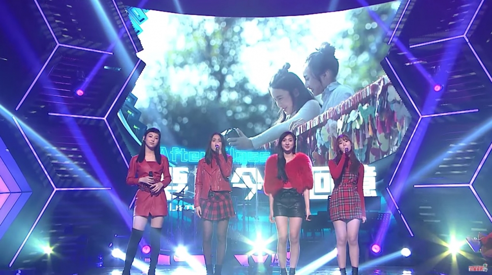 網友質疑究竟有無人會買近萬元嘅VIP飛