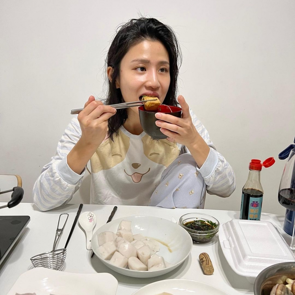 近日Coffee公開唔少絕密嘅個人照!當中不乏超近距離拍攝嘅高清相片,亦有好多素顏照,連臉上嘅痘痘都睇得好清楚