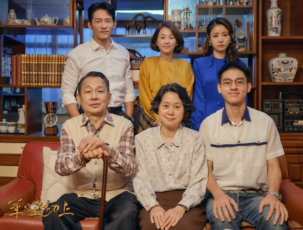 溫昇豪、六月、王月與沈孟生飾演羅雨儂(林心如)的家人~