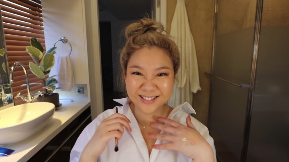 而欣宜都經常喺浴室內拍攝化妝教學嘅影片～