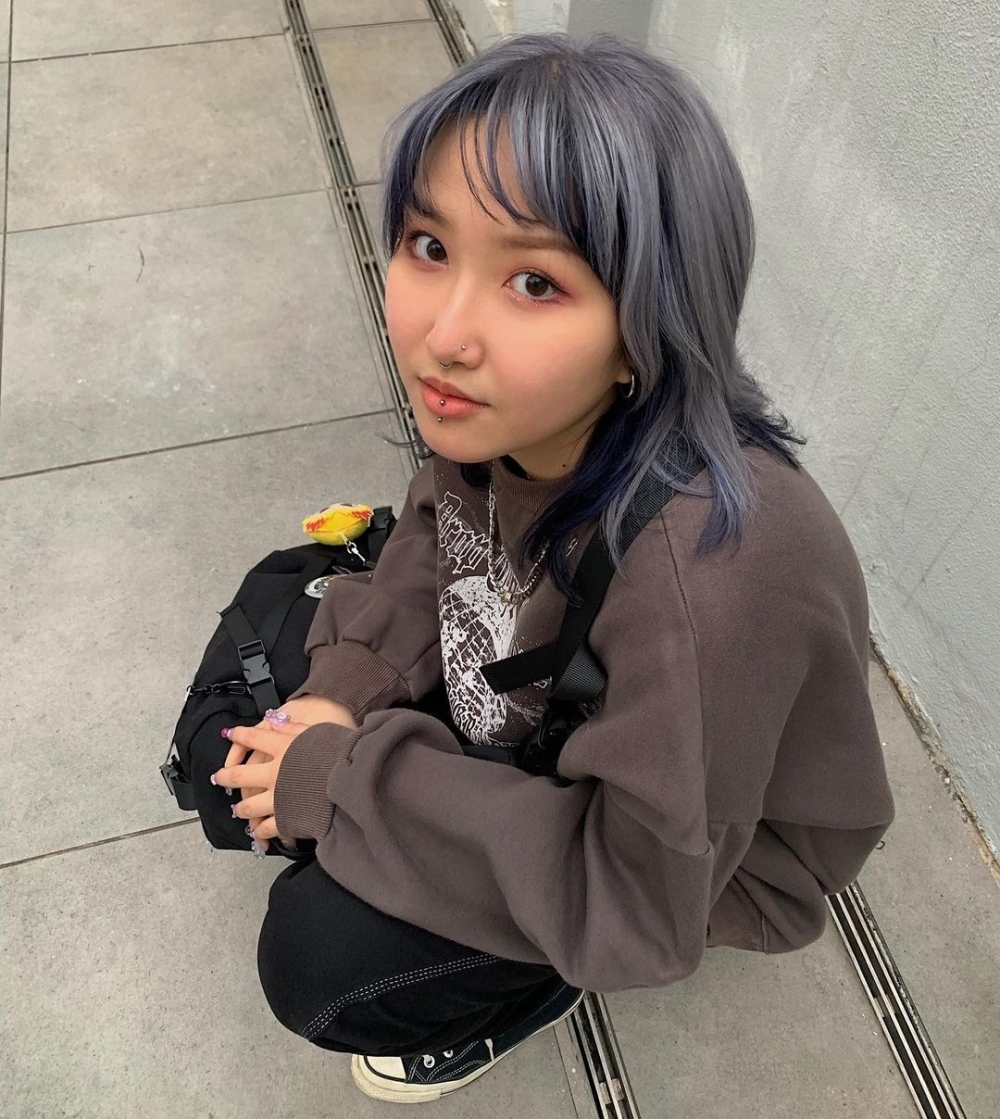 關楓盈有穿鼻環、唇環，打扮前衛