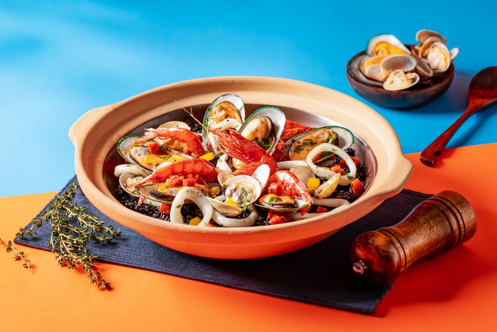 西班牙砂煲墨魚汁海鮮飯。