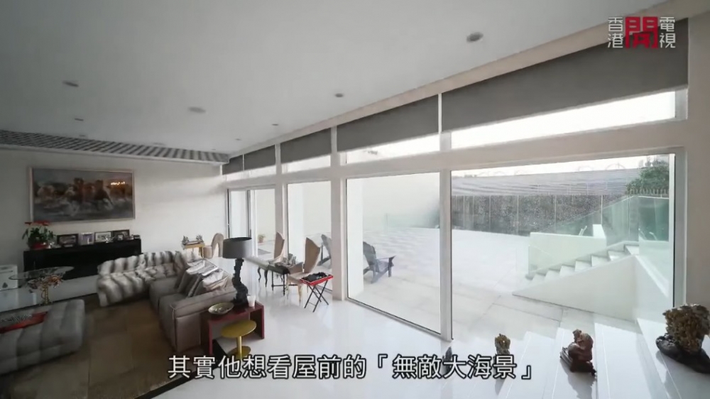 落地玻璃透光度十足,亦可以將電動窗簾關上