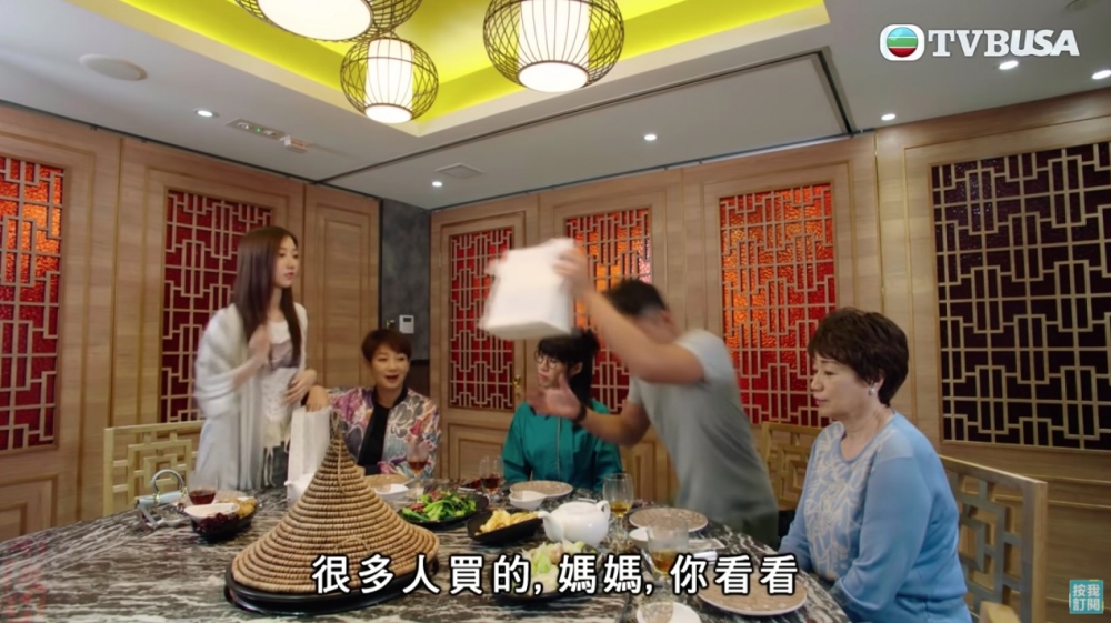 從樓主所述可見佢家人管教甚嚴,除左伴侶外唔可以有異性朋友,要潔身自好