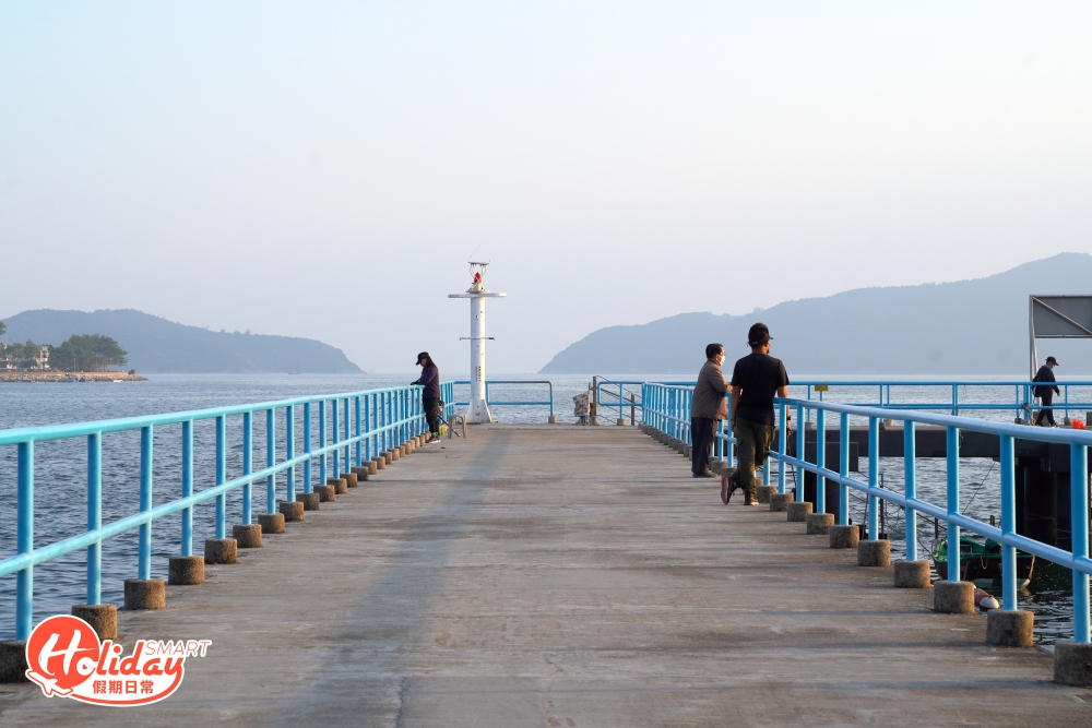 行到盡處有個碼頭,吹著海風、聽著海浪聲聊天相當愜意。