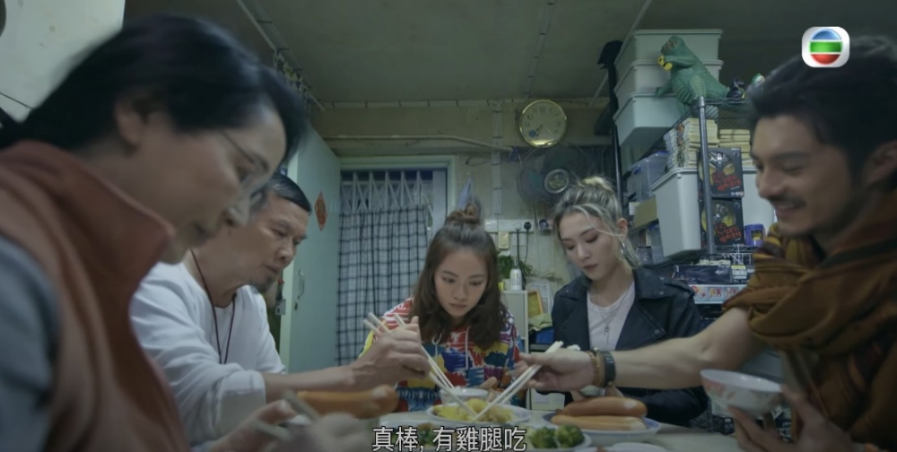 就讀大二嘅港男居住於公屋,可惜父親離開令家裡經濟狀況變得非常嚴峻!