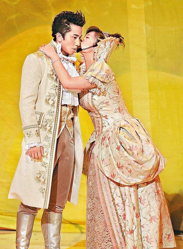 2005年欣宜於《兒歌金曲頒獎典禮》飾演公主,向王子吳卓羲獻吻