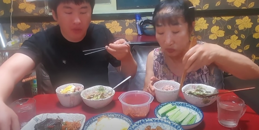 兩人一齊經營YouTube頻道,而佢哋嘅第一支影片仲獲得唔少網民關注!