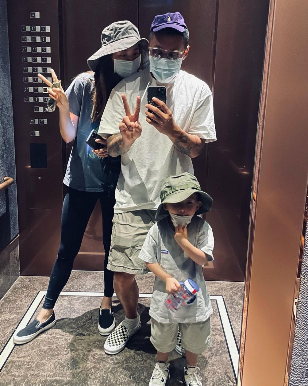 結婚後余文樂同妻兒都長駐台灣,佢亦甚少出演電影,主力經營佢創立嘅服裝品牌MADNESS