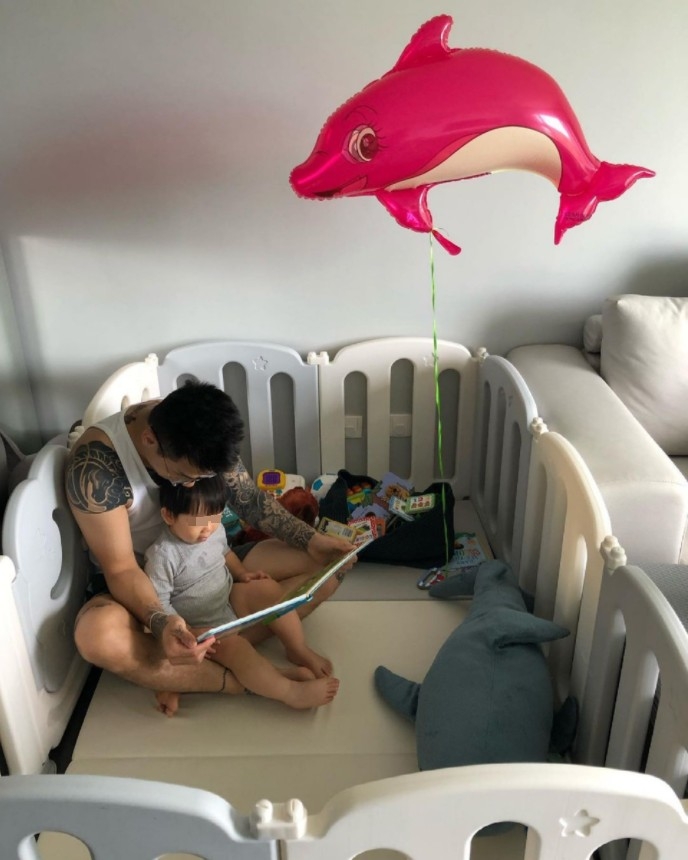 大梳化貼心設有圍欄兒童玩樂空間