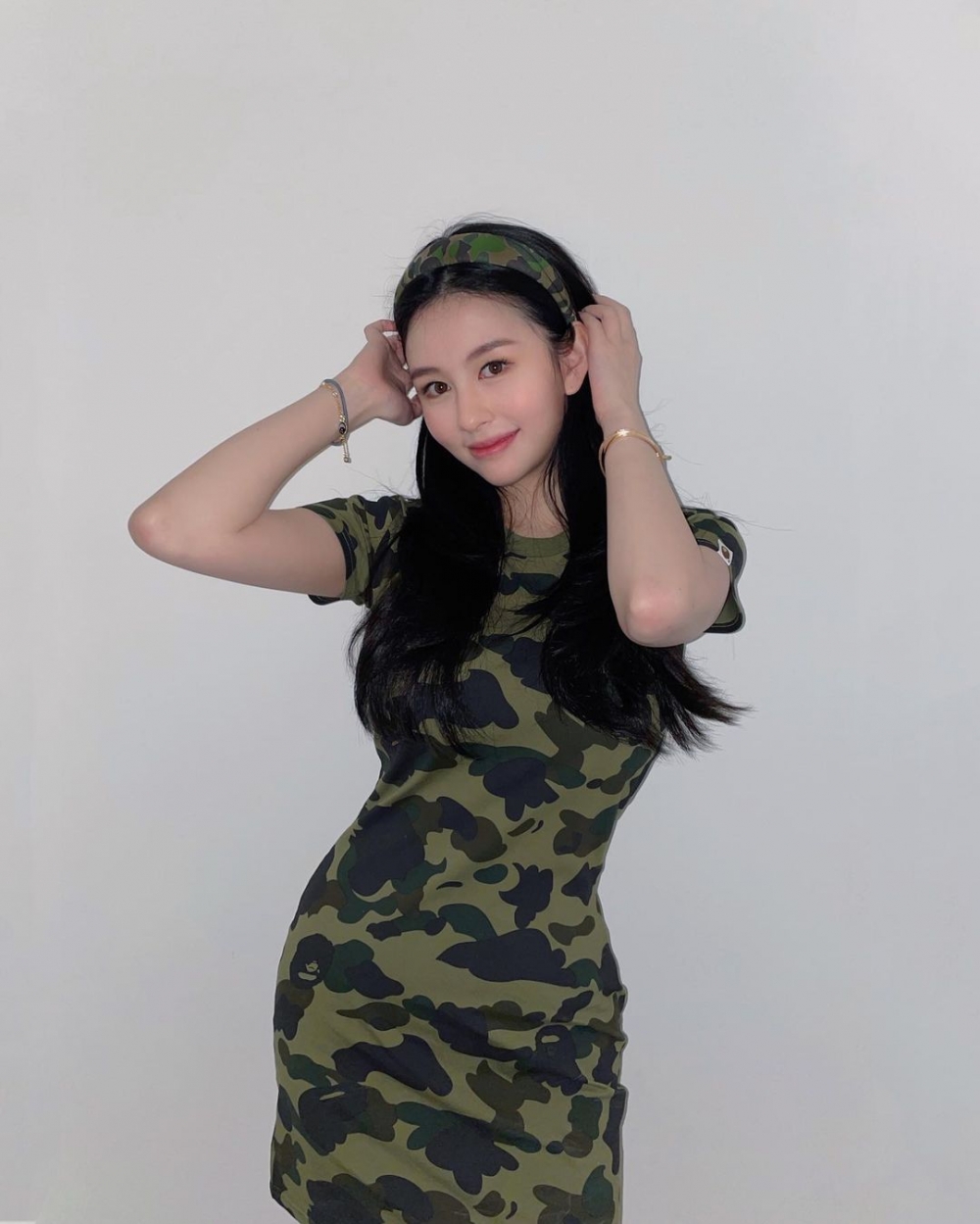 現年20歲嘅沈月經常都會身穿高貴連衣裙,網民覺得唔太合襯?!