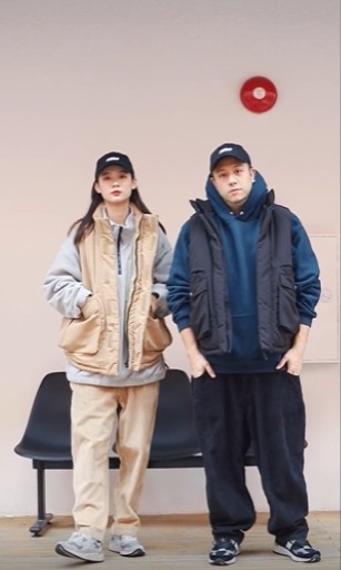 張致恆在另一影片與一女模特兒一起示範品牌服裝