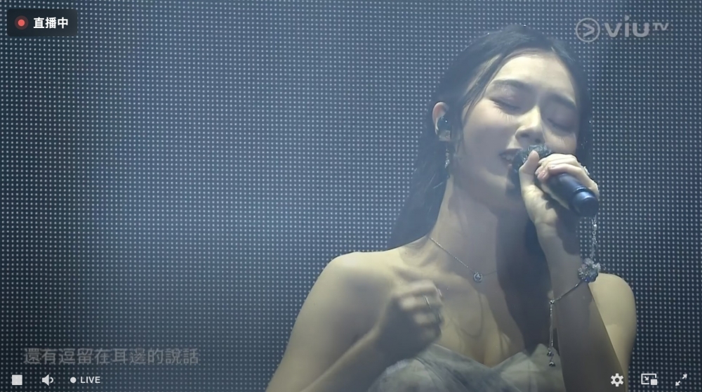 Yoyo表演時唱高音亦相當吃力。