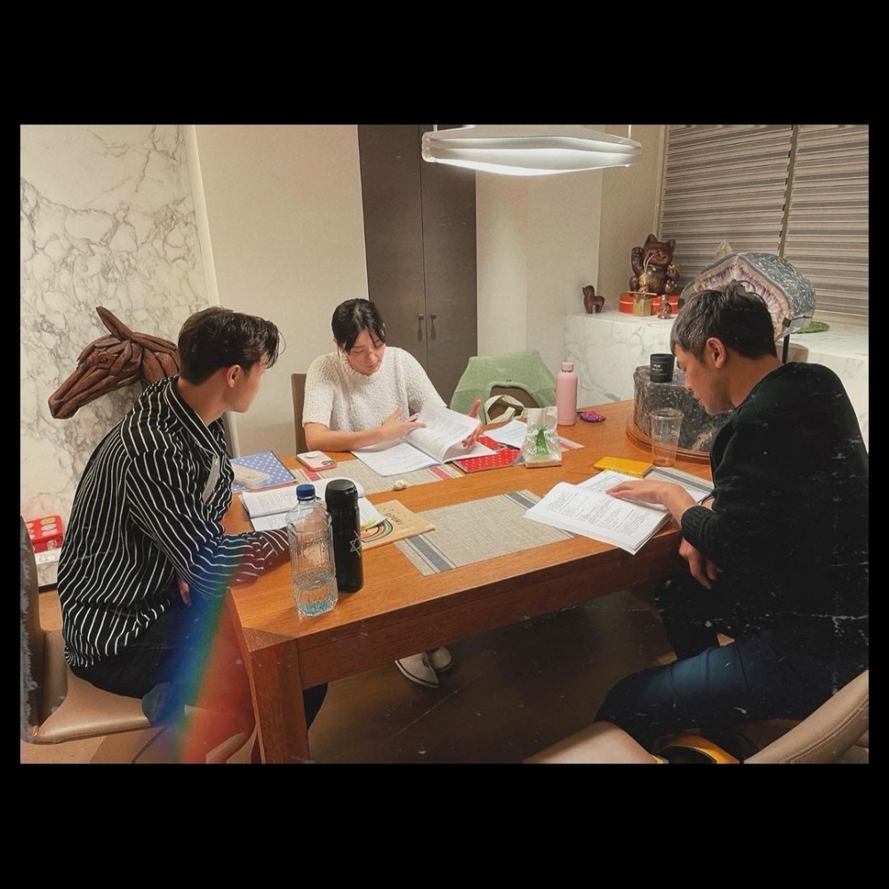 兩人因為合作拍攝《山中森林》,感情變得親密。