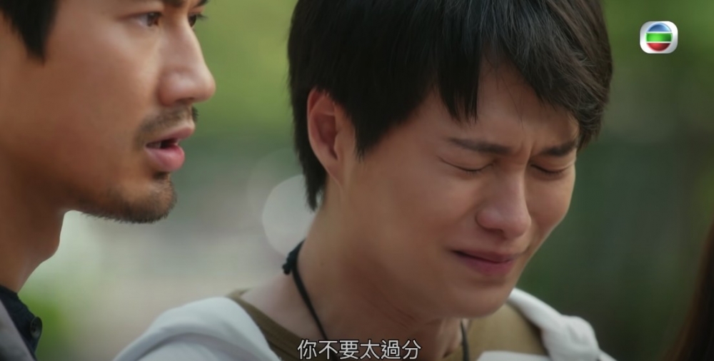 有網民就覺得應該係因為同經驗老道嘅前輩合作,所以先更加凸顯胡鴻鈞嘅青澀演技!
