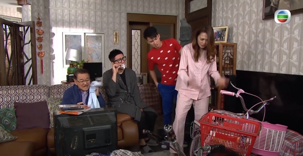 女事主一家五口今年全部人移居香港，所以爸爸打算申請公屋！