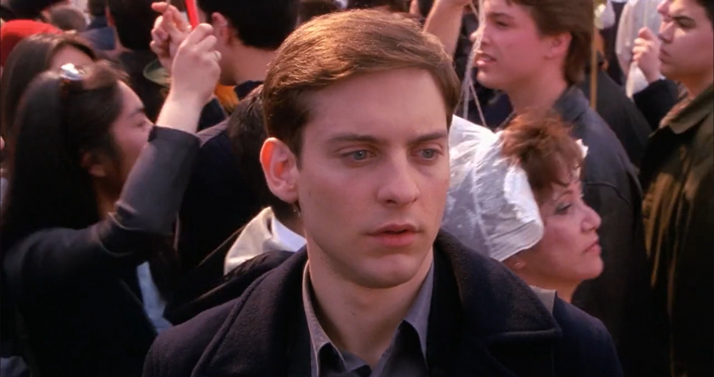Peter Parker(Tom Holland飾)因綠魔即將行動而突然出現強烈的蜘蛛感應,有意呼應《蜘蛛俠》中綠魔出現前的一幕。