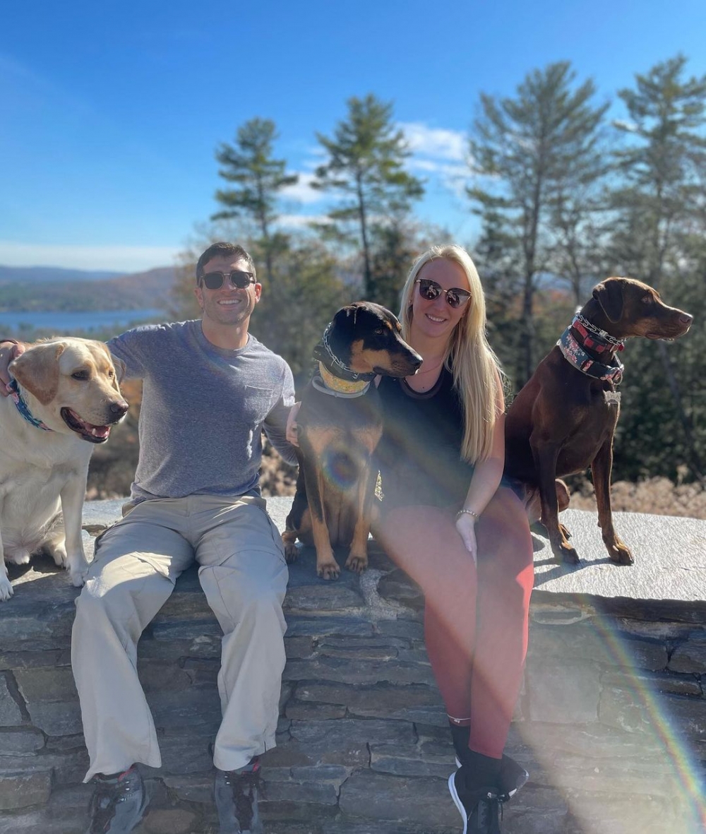 美國紐約一位26歲女護士Rebecca因為玩交友App而結識一名男醫生Marty。