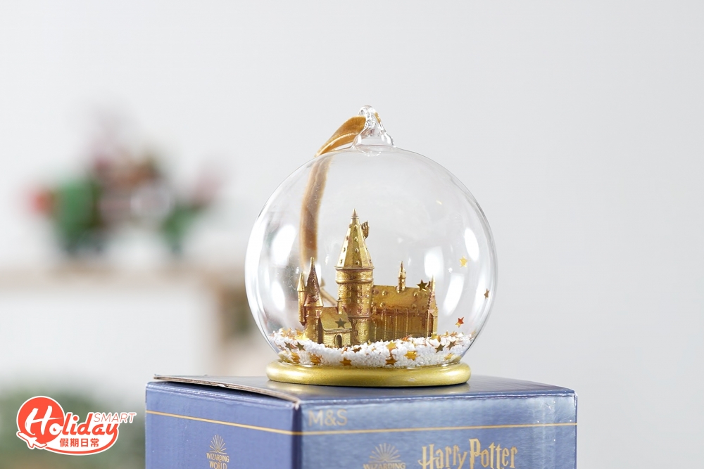 今年Marks & Spencer聯乘Harry Potter推出一系列的Harry Potter聖誕裝飾,其中推介這個水晶球吊飾,裏面是霍格華茲魔法學校,各位哈利波特的粉絲要掃貨了!