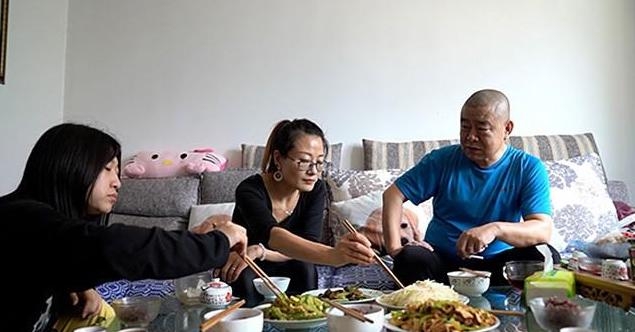 展文蓮被冷凍後,桂軍民嘅親戚好友都有介紹到女性畀佢認識,而佢亦同其中一位對象(中間)「搭伙過日子」