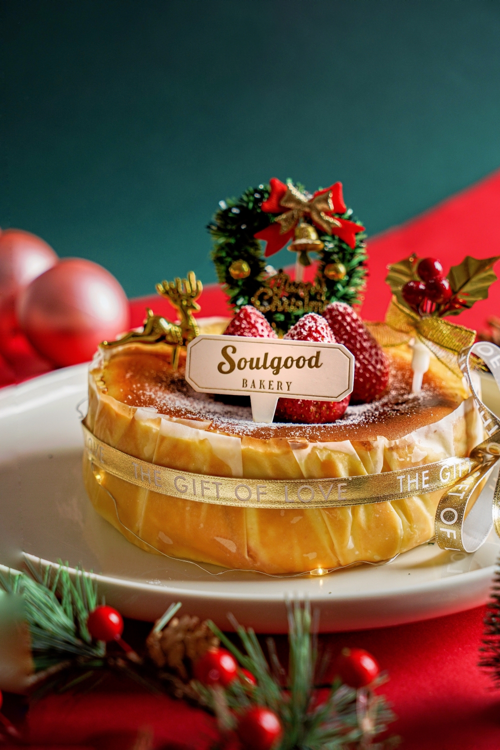 「Berry Christmas Basque Burnt Cheesecake」 草莓醬流心巴斯克芝士蛋糕 $520/6吋、$720/8吋