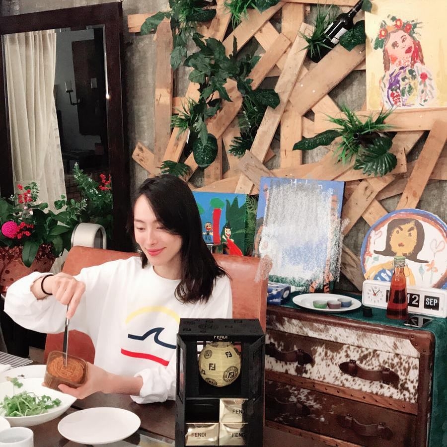 飯廳有唔少綠色植身做裝飾，有田園feel，仲放咗唔少兒童畫