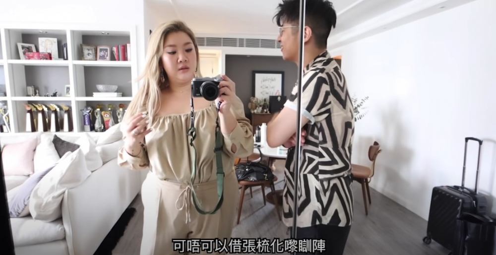 鄭欣宜嘅客廳以白色為主色，擺放咗一個L字型嘅沙發。