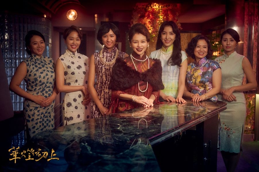 （左二）被台灣網民封為「最美翻譯」的權貞妍，亦有客串瓊芳媽媽桑時期的酒店小姐！