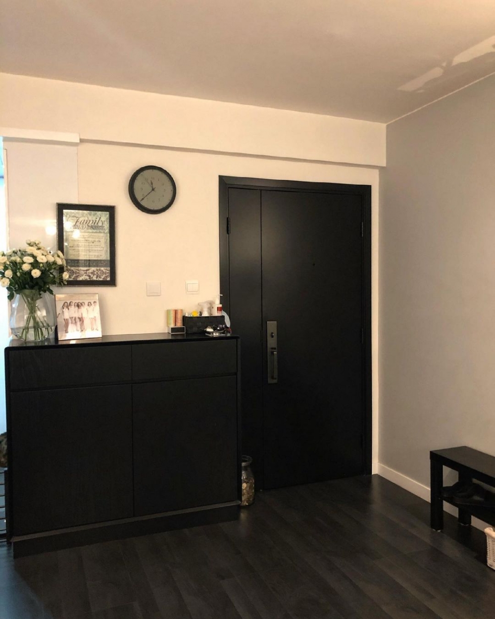 大門、地面等不少部分都採用黑、深灰色佈置