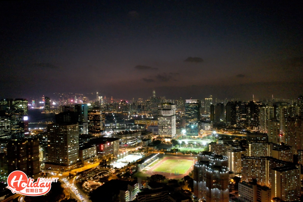 附近建築物開始亮燈,風景同樣壯觀。