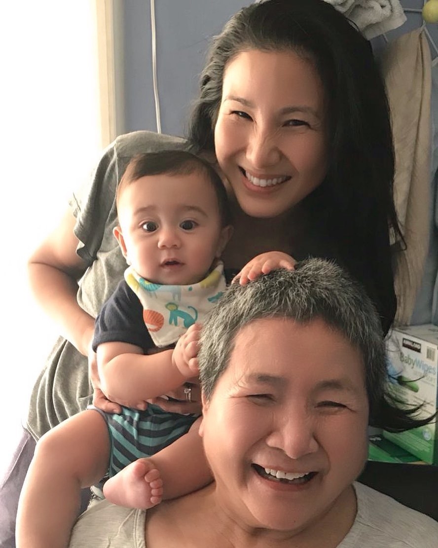 原子鏸曾經同媽媽鄭佩佩出演同一部電影,並且飾演同一個角色!