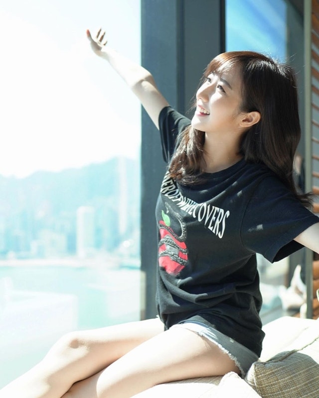 何依婷被指搬入紅磡$3,000萬維港海景豪宅,更揸50萬名車出入、以$2萬人工聘請助手