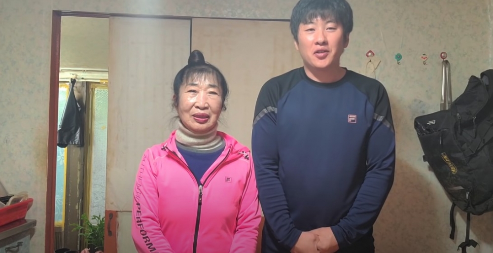 兩人一直以來都受到唔少網民嘅質疑,認為佢哋並非真實情侶!