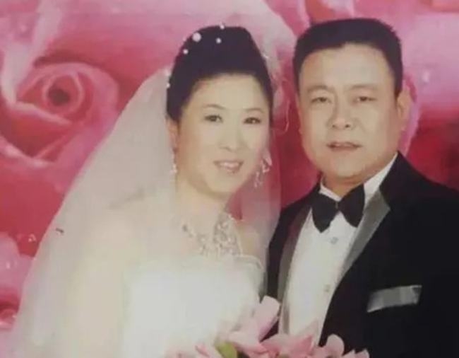 當初丈夫桂軍民不捨妻子離佢而去,日日照顧瞓喺病床嘅妻子,令醫院唔少護士、醫生都大為感動