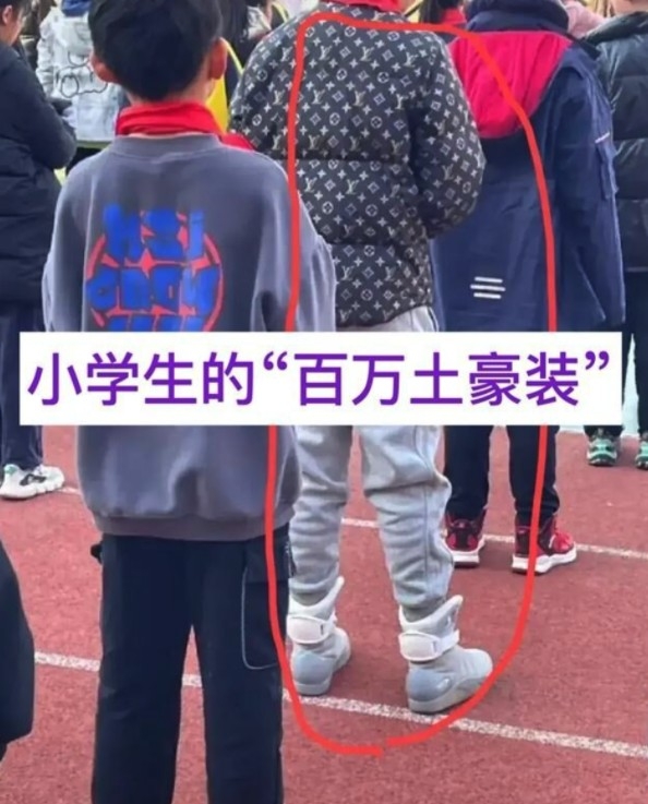 呢位小學生上嘅所有行頭都非常厲害,同其他同齡嘅小朋友有鮮明對比!