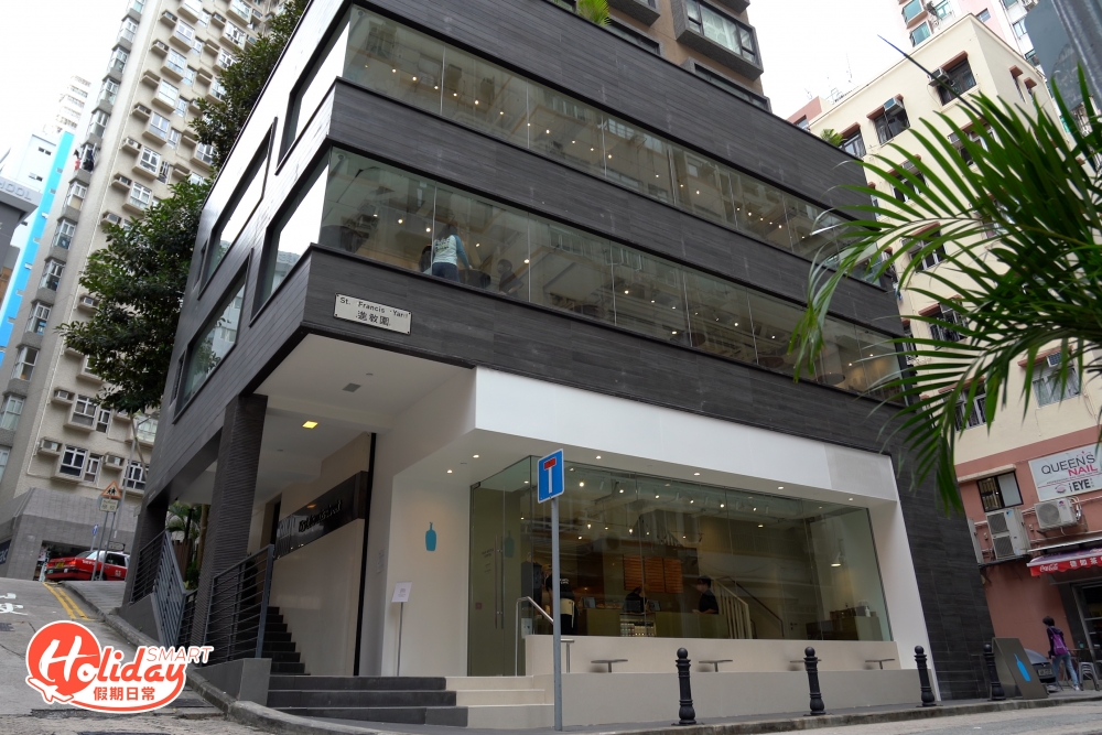 灣仔新店毗鄰日、月、星街,樓高3層,是全港最大的Blue Bottle Coffee旗艦店,設有落地玻璃,感覺開揚舒適,空間感十足,店外設少量座位,可以帶同毛孩一齊歎啡。