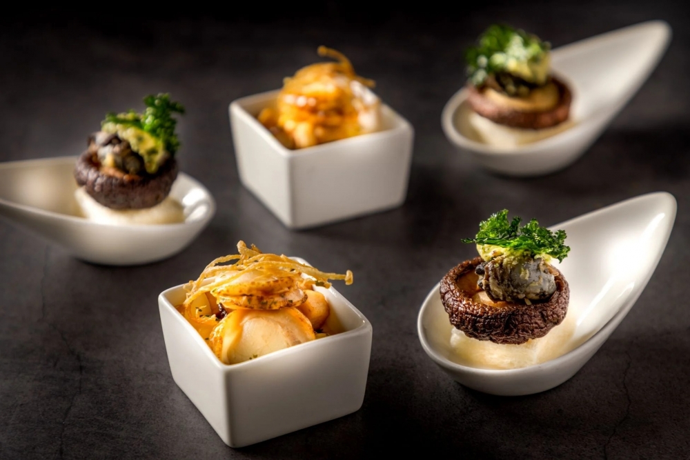 以多款菇菌如「菌中之王」姬松茸、舞茸、黑松露、猴頭菇和金菇等入饌的美食~