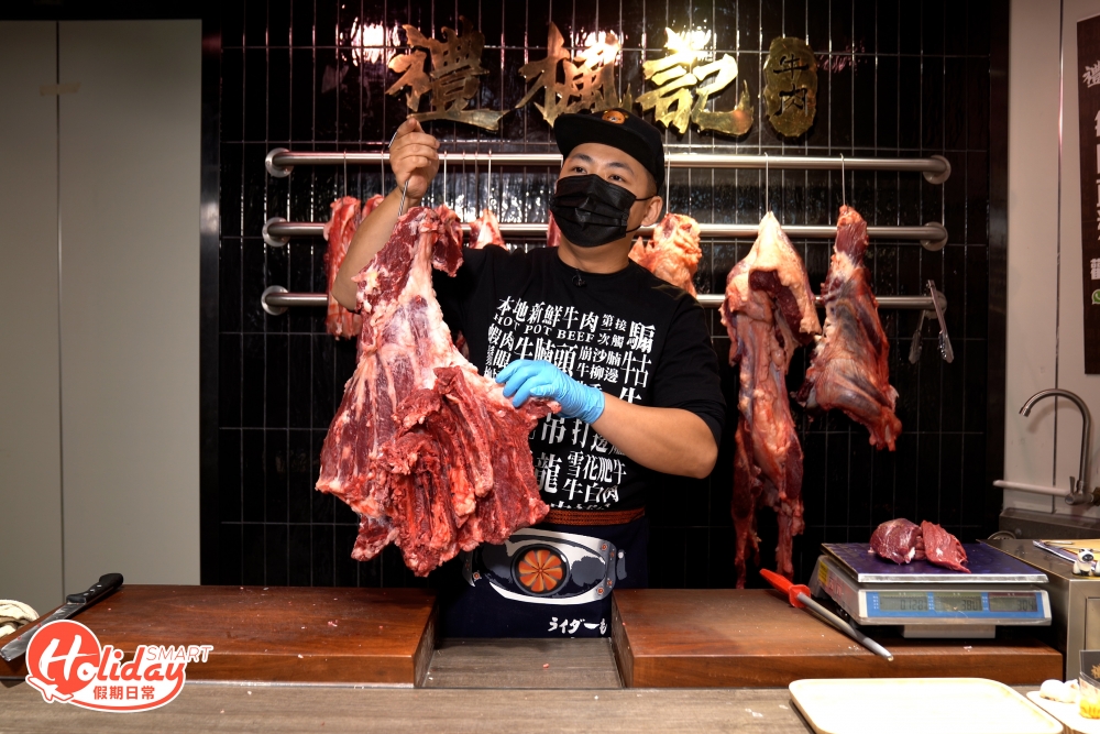 阿楓經營中醫診所,同時兼任攝影師,由把脈執藥變成持牛肉刀,毅然加入這牛肉行業,除了因為錢,更因為一個「型」字,「我不喜歡濕漉漉的魚檔,又不喜歡經常叫賣的菜檔,豬肉檔又較腥臭,牛肉檔相對較乾淨,而且持牛肉刀又比較型格。」