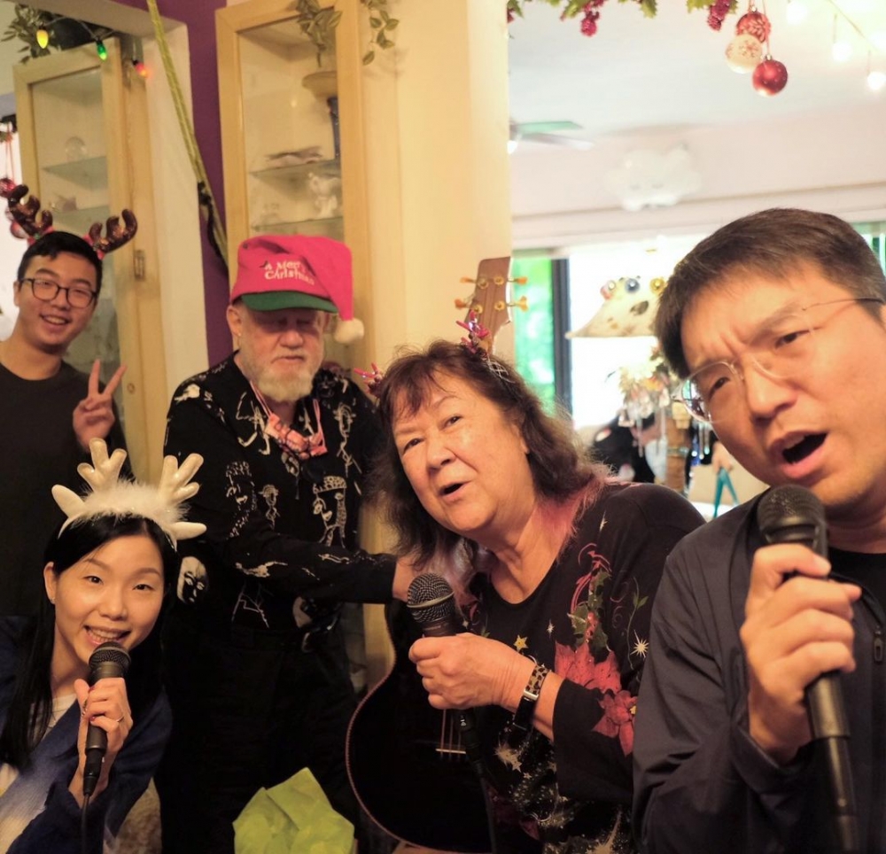 許家眾人一齊唱K好歡樂