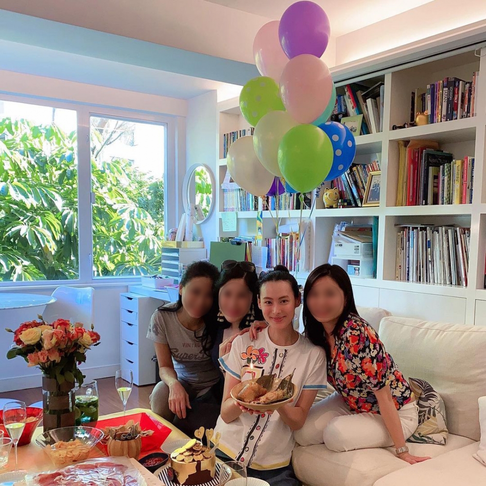 偏廳以白色為主，背後書櫃放滿唔同嘅書籍