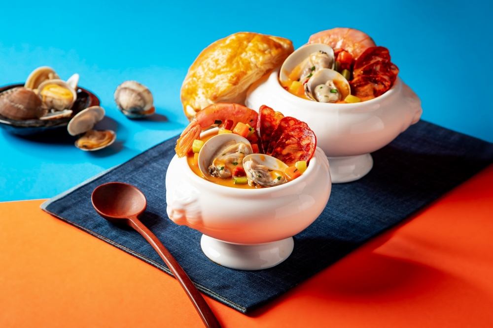  西班牙蛤蜊辣肉腸海鮮酥皮湯。