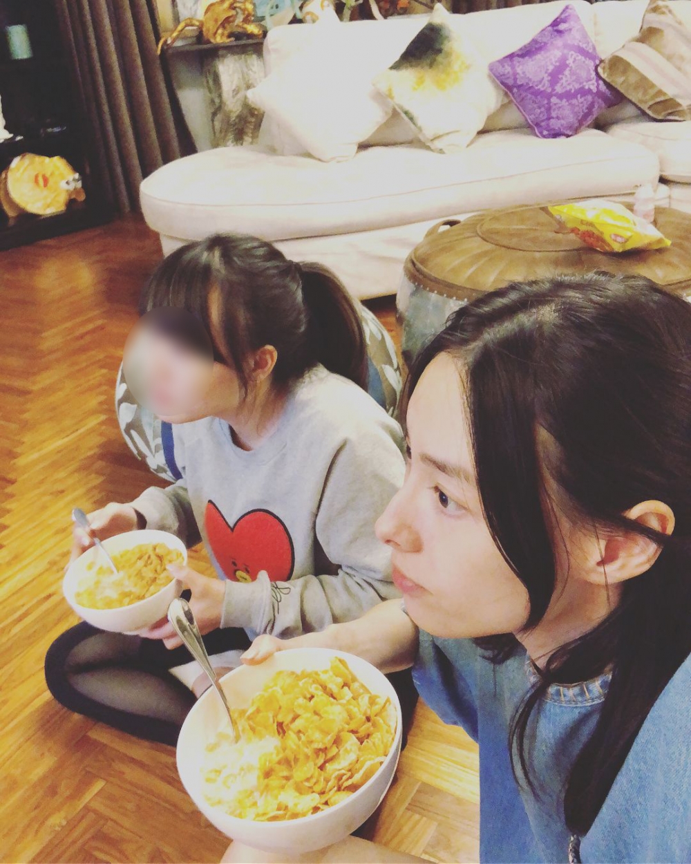 客廳以木地板為主，擺設十分溫馨