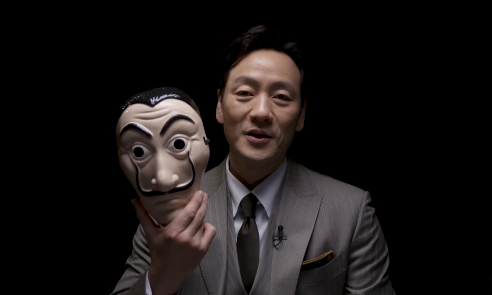 韓版《紙房子》之前公開宣傳片,戴著白色面具登場的朴海秀,曾表示該面具是原版「柏林」的扮演者Pedro Alonso送給他,並承諾待明年初韓版《紙房子》柏林面具公開後,自己亦會送一個面具當做回禮禮物。