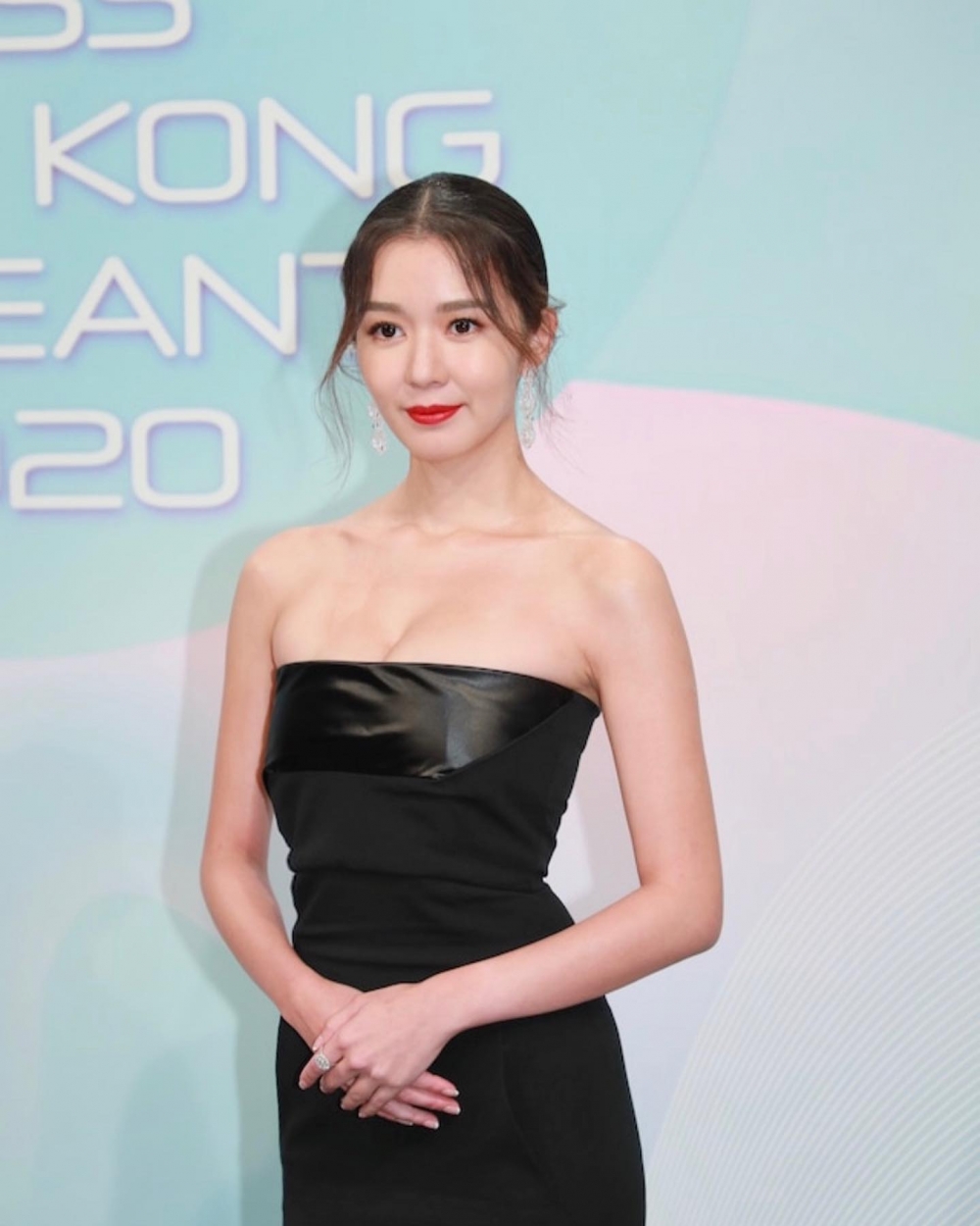 林作裕美喺2020年香港小姐競選與麥明詩同場