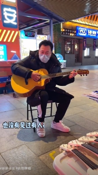黎耀祥疑似再內地街頭彈結他賣藝